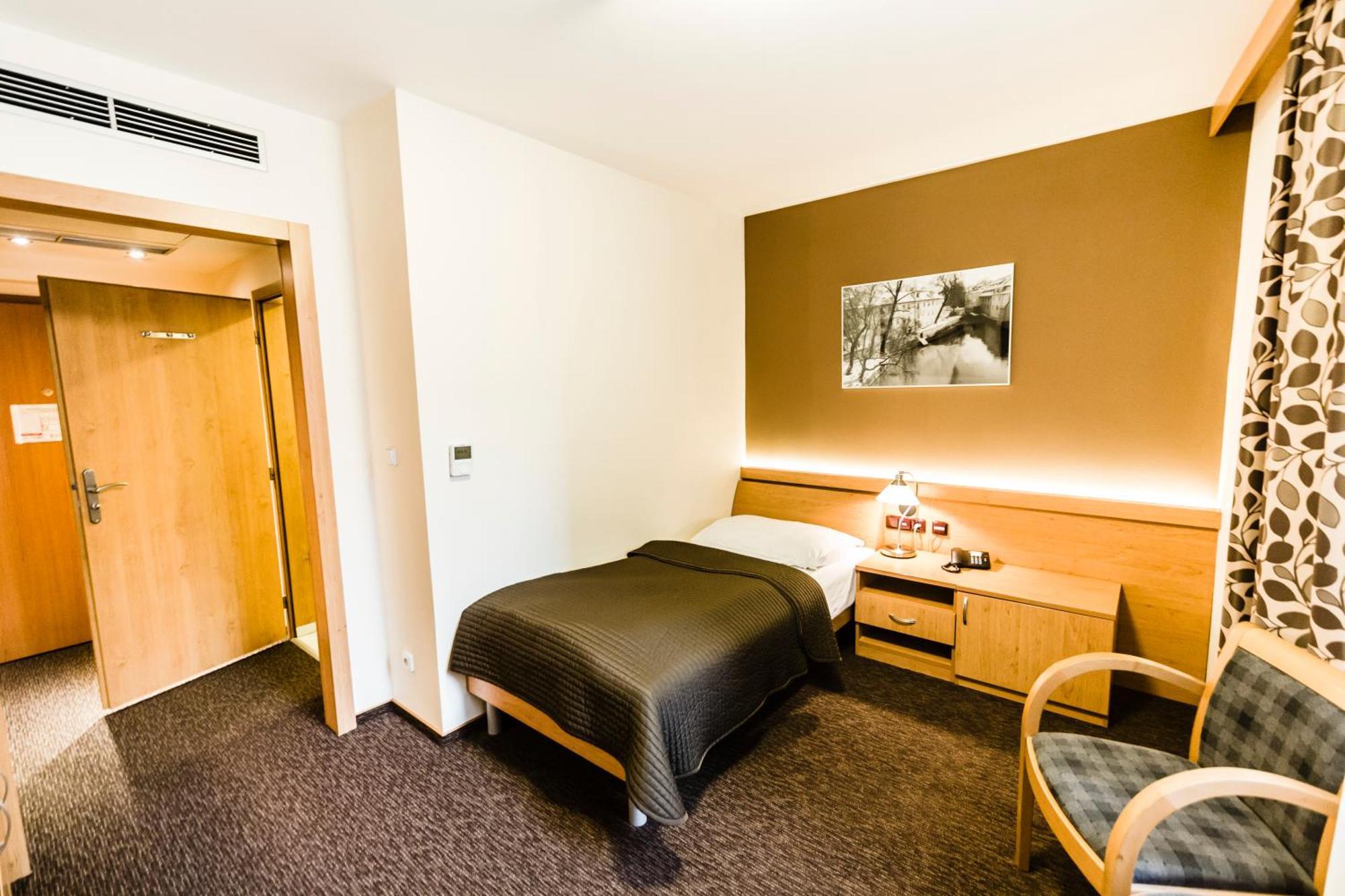 Single Room,706893562:JPEG